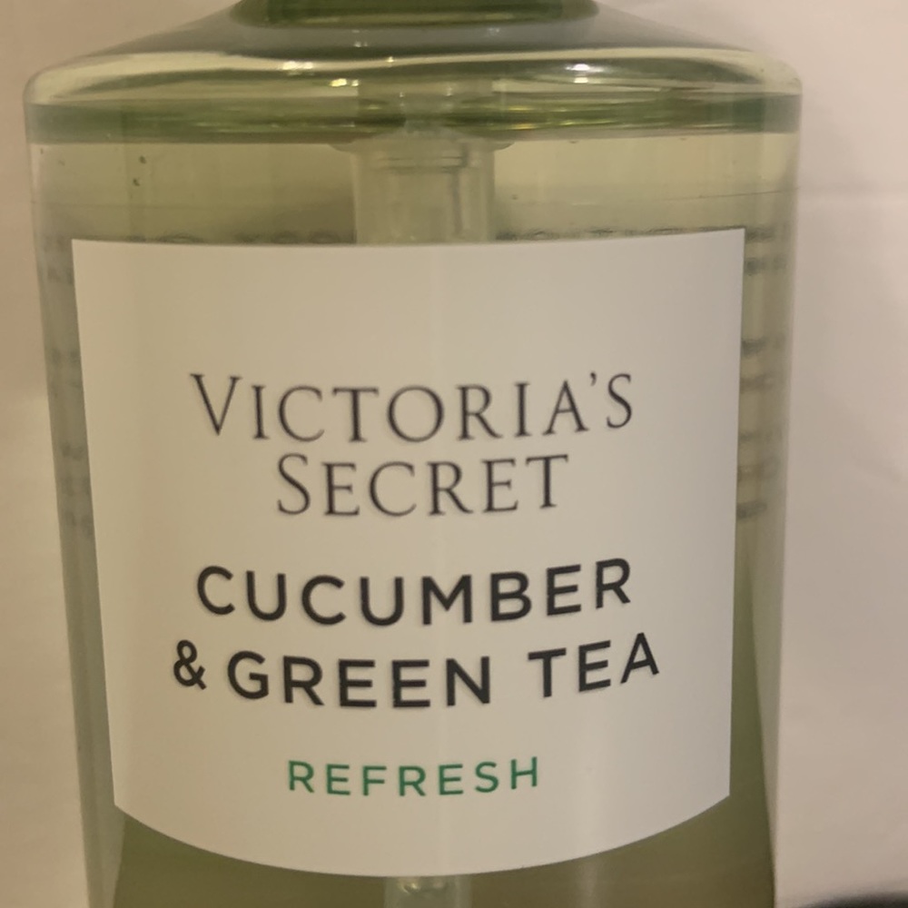 Victoria’s Secret cucumber and green tea refresh conditioning body oil - Picture 2 of 4